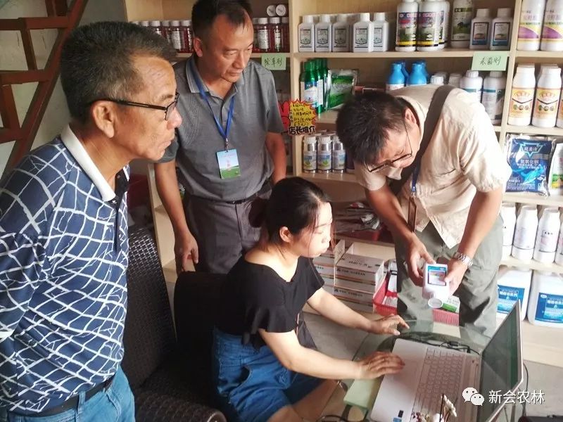 我區(qū)核發(fā)首批農(nóng)藥經(jīng)營許可證，農(nóng)藥零售邁向規(guī)范化管理新階段